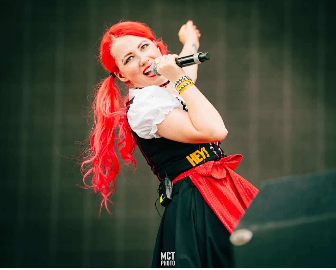 Julia Ivanova singing in Dirndl with KONTRUST on Graspop Metal Meeting